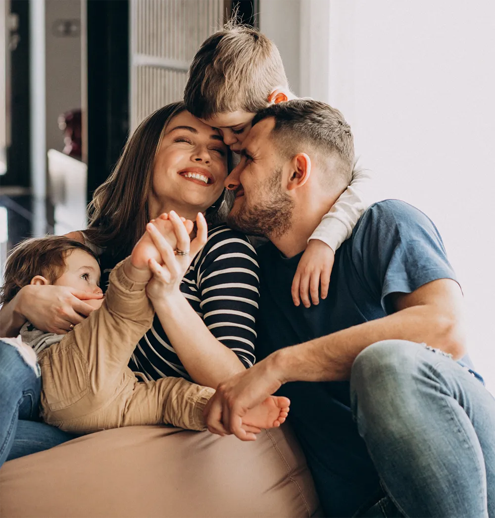 Família feliz representando proteção dos seguros pessoais